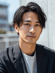 大人のヘアカタ・くせ毛を抑えた中分けスタイル